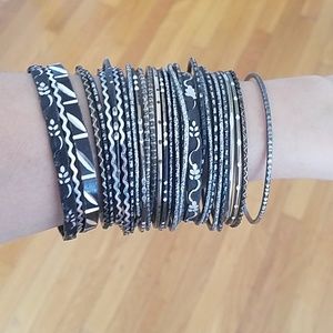 💛Pretty set of black/metal bangles!💛